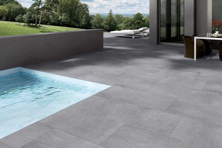 Terrasse mit Pool und grauen Fliesen