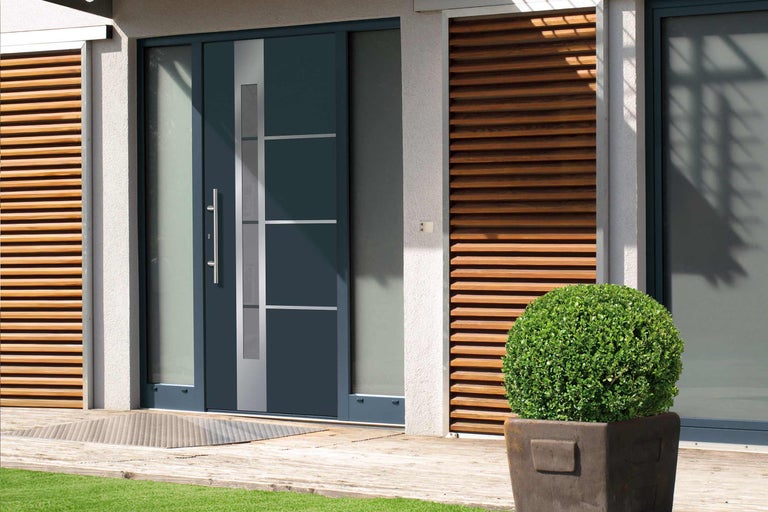 Moderne Haustür mit Glaselementen und Edelstahlgriff in einem hellen Haus