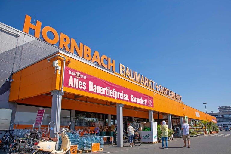Außenansicht eines Hornbach Bau- und Gartenmarktes