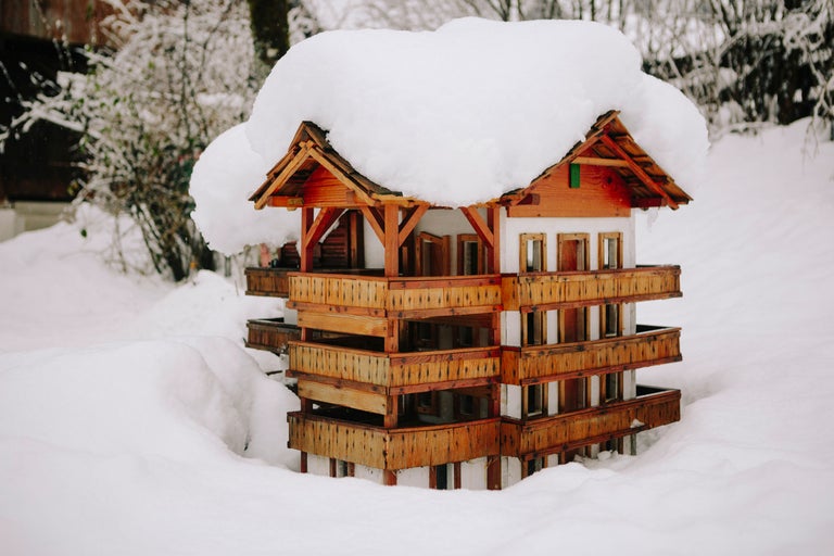 Mehrstöckiges Vogelhaus aus Holz im Schnee