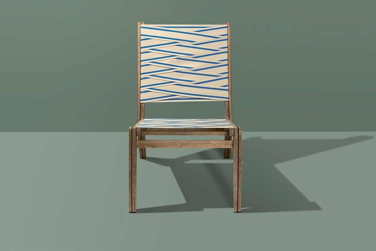 Stuhl mit Holzrahmen und blau gestreiftem Stoff