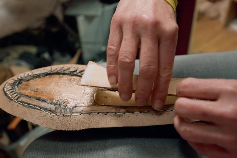 Reparatur einer Ledersohle mit Werkzeug in Nahaufnahme