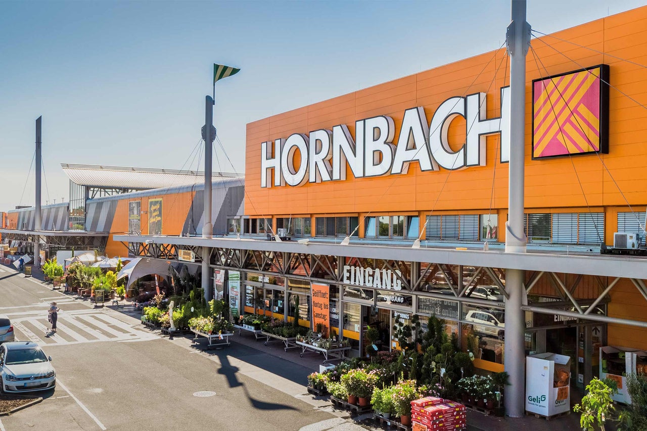  Außenansicht eines Hornbach Baumarkts mit Eingangsbereich und Parkplatz 