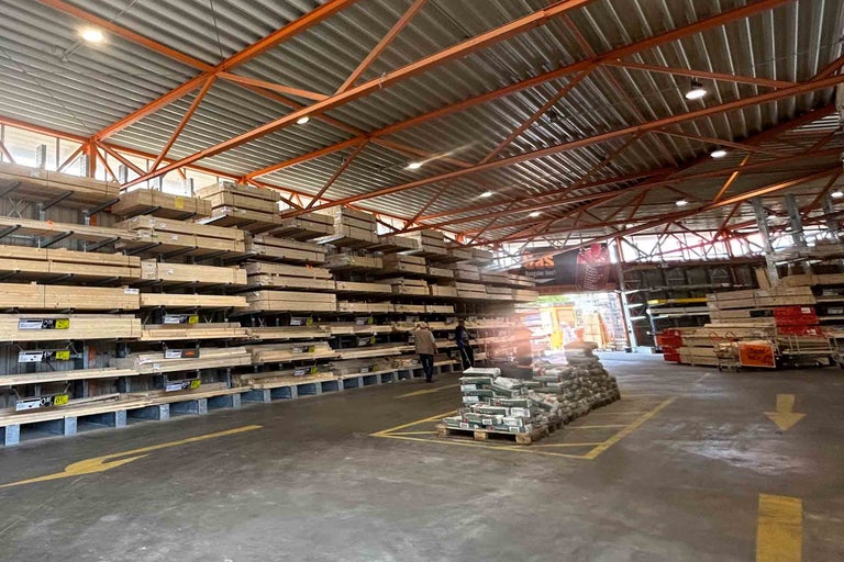 Lagerhalle mit Holz und Baumaterialien auf Palettenregalen