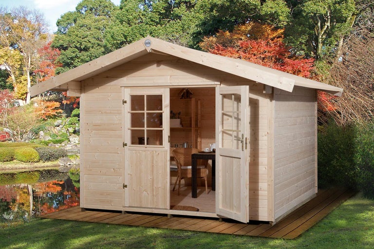 Holzgartenhaus mit Doppeltür und Fenstern im Garten