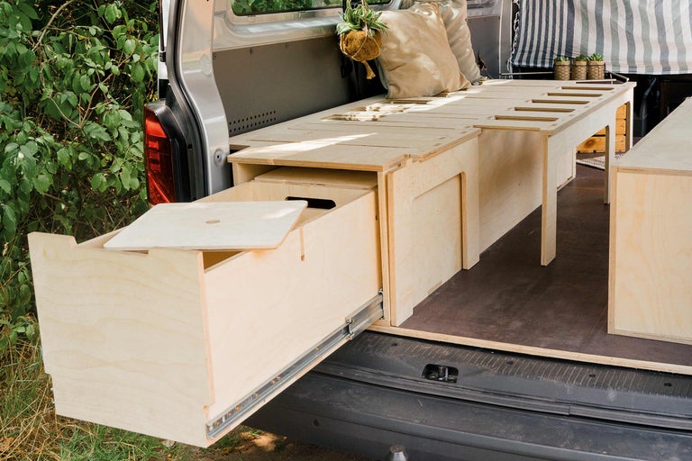 Ausziehbares Camper Bett für VW aufbauen