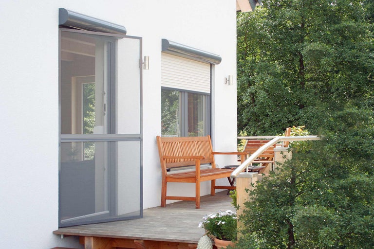 Hausfassade mit Insektenschutztür und Rollladen