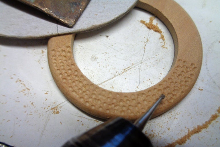 Ein Holzring wird mit einem Fräswerkzeug bearbeitet.