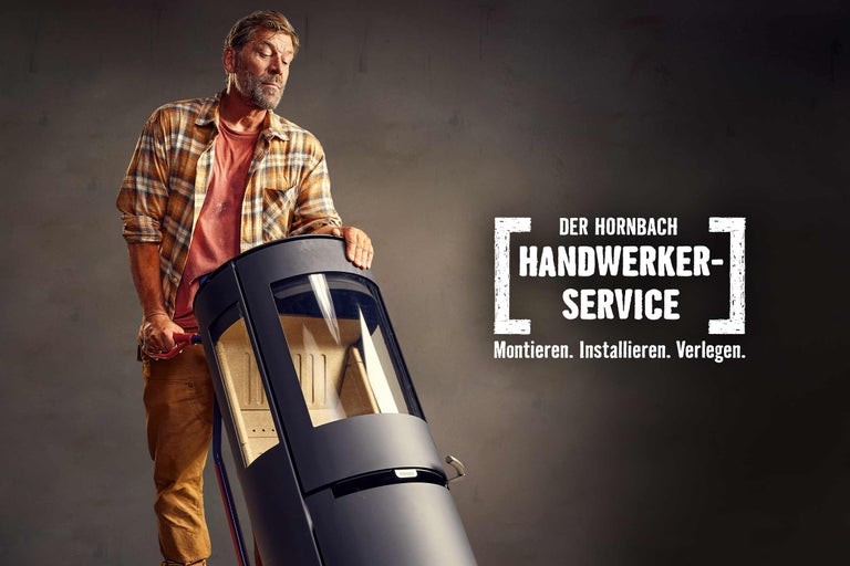 Mann transportiert Ofen. Der Hornbach Handwerkerservice montiert, installiert und verlegt.
