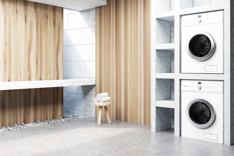 Modernes Badezimmer mit Waschmaschinen und Holzelementen