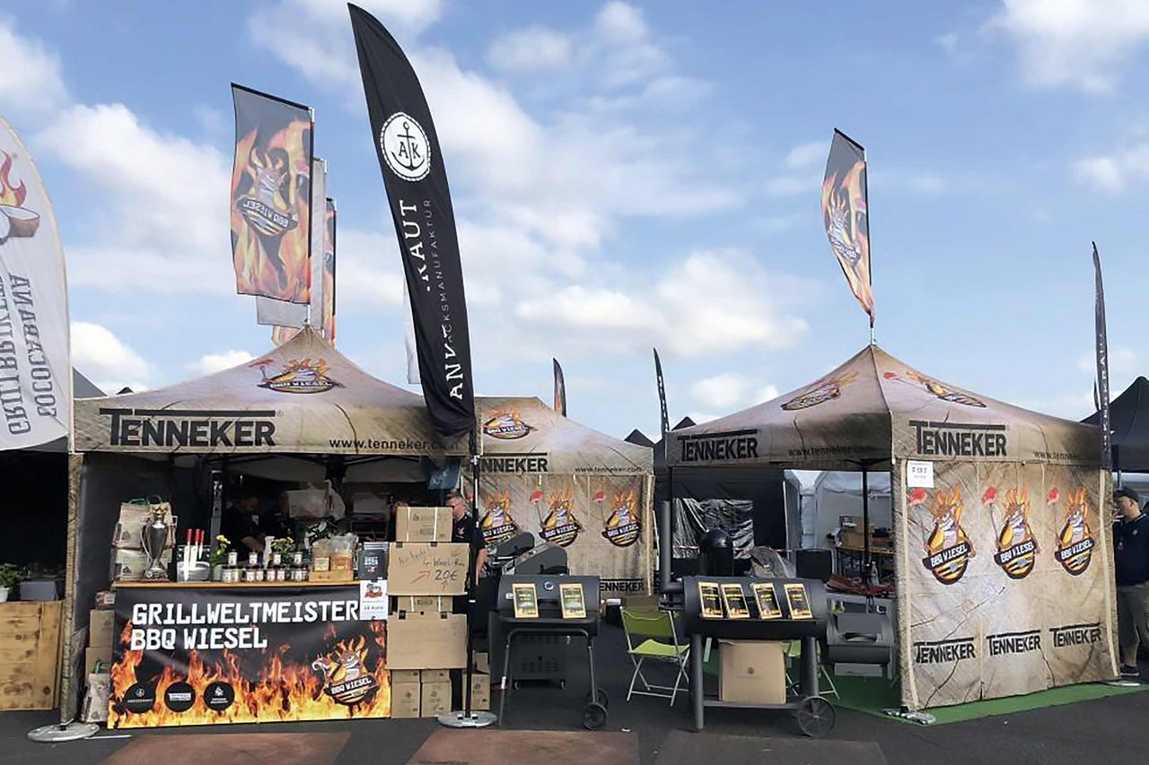 Marktstand mit Tenneker Grills und Zubehör