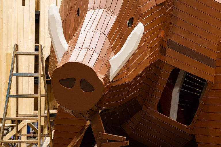 Detailansicht einer Eber-Skulptur aus Holzlatten mit Leiter