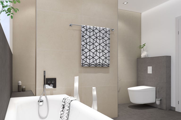Modernes Badezimmer mit Badewanne, Handtuchhalter und wandhängendem WC