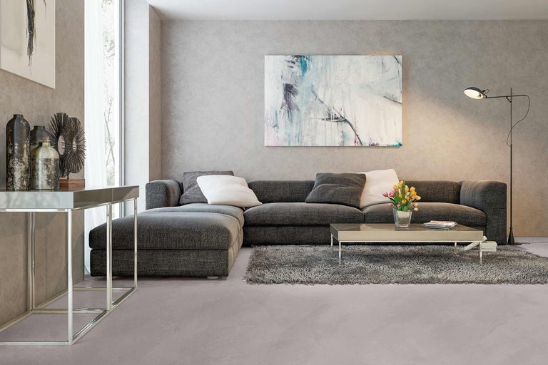 Wohnzimmer mit grauer Couch, Teppich, Tisch und Dekoration