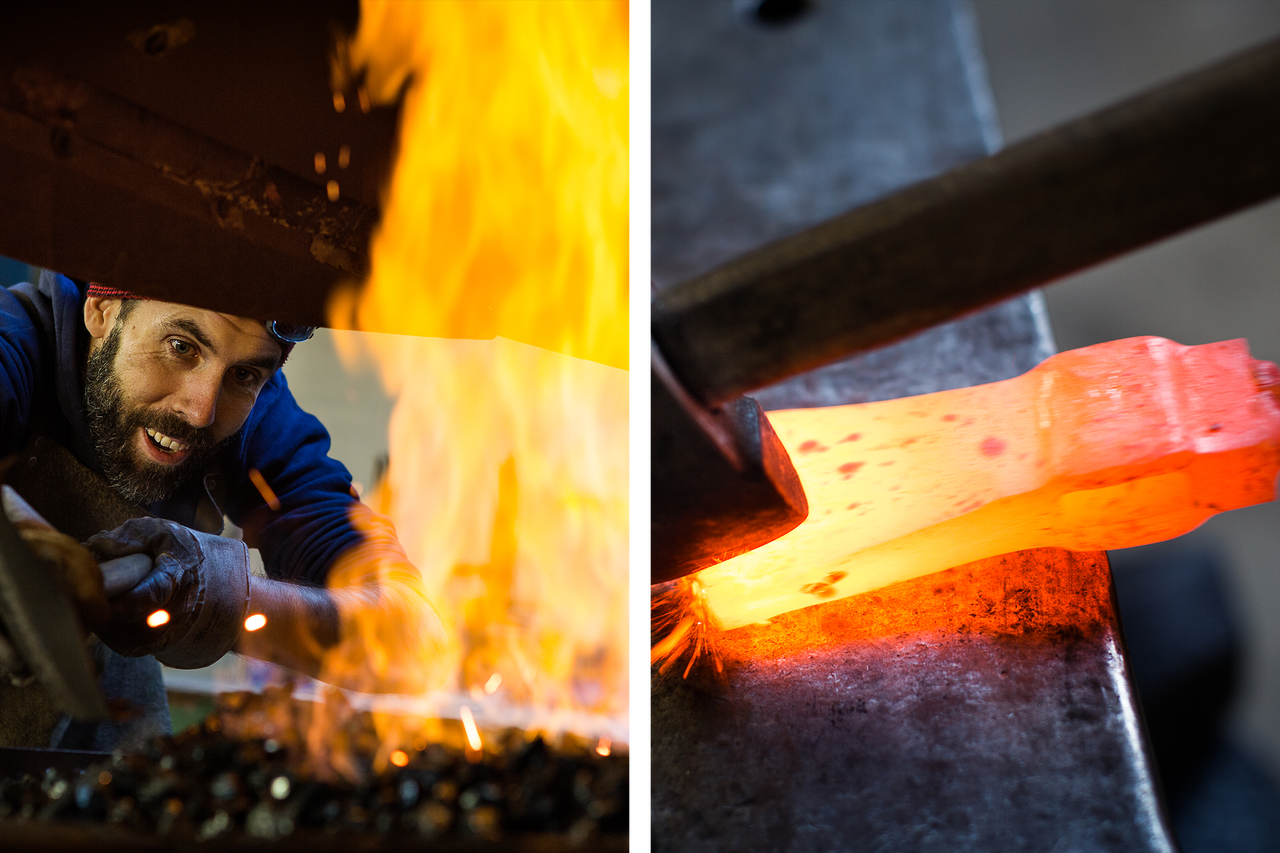 Schmied bei der Arbeit mit glühendem Metall und Amboss
