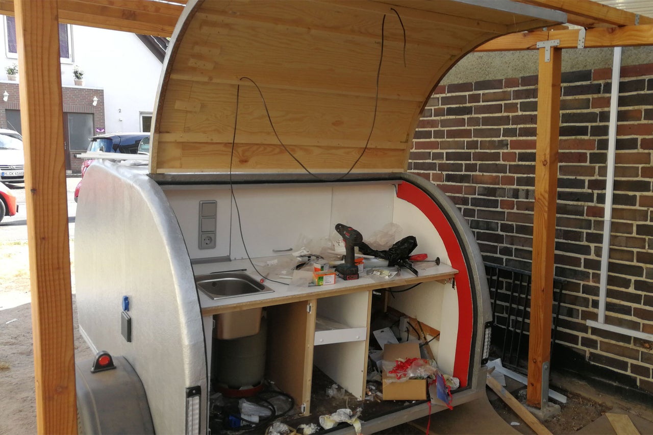 Teardrop Wohnwagen mit offener Heckklappe und Innenausbau