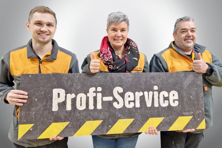 Drei freundliche Hornbach Mitarbeiter präsentieren den Profi-Service
