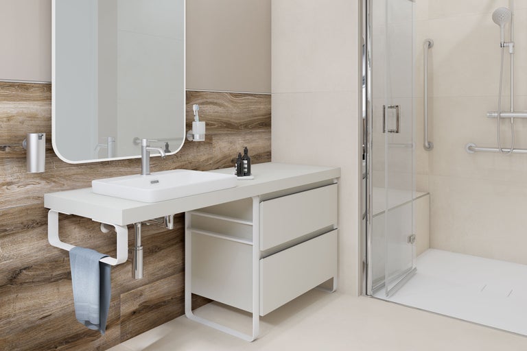 Helles Badezimmer mit Waschtisch, Spiegel und Duschkabine.