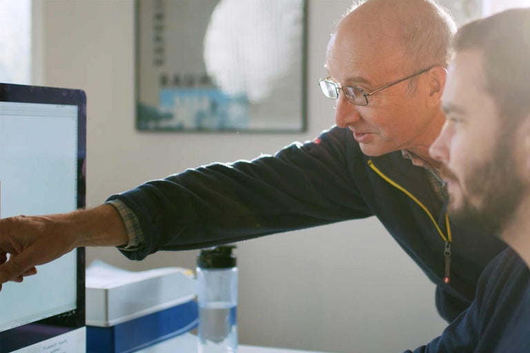 Zwei Männer arbeiten an einem Computer