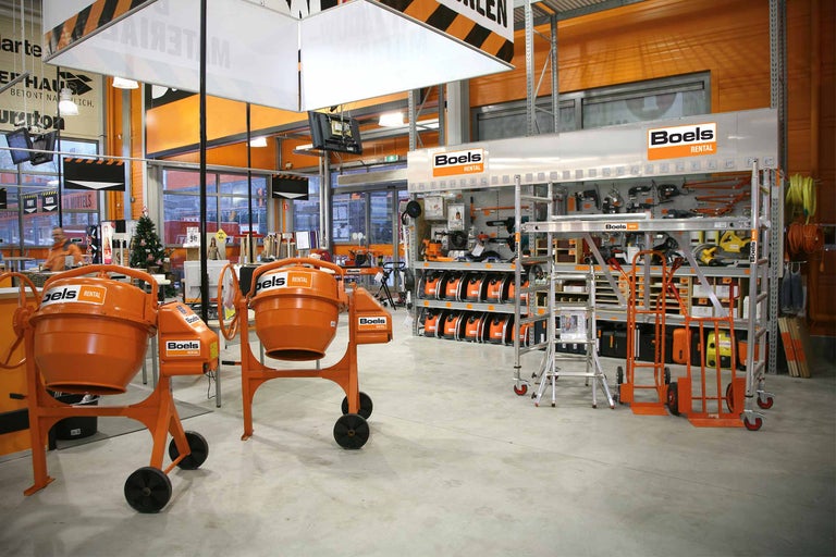 Innenaufnahme eines Hornbach Marktes mit Baumaschinen und Baugeräten von Boels Rental