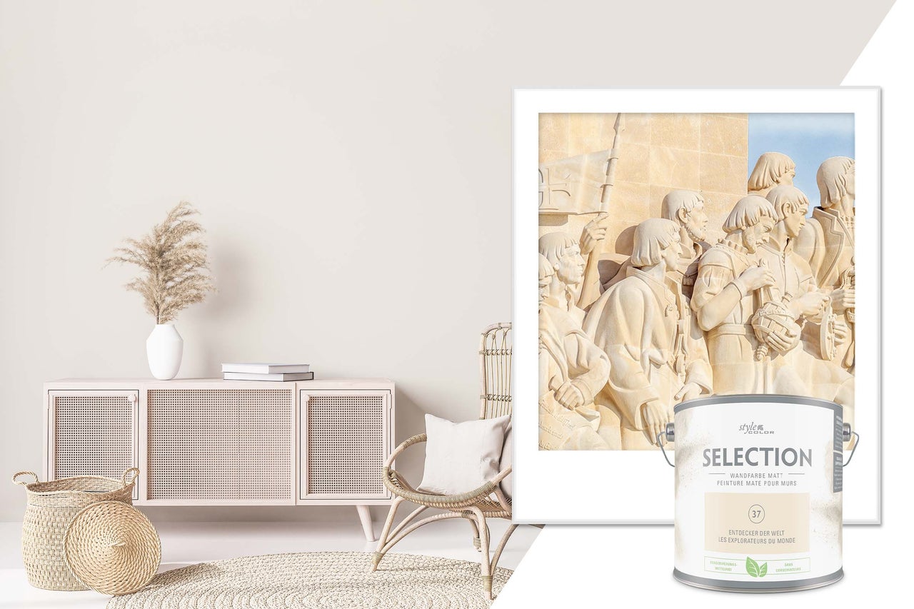 Helles Wohnzimmer mit Sideboard, Dekoration, Rattansessel, geflochtenem Teppich und einem Eimer StyleColor Selection Wandfarbe Matt