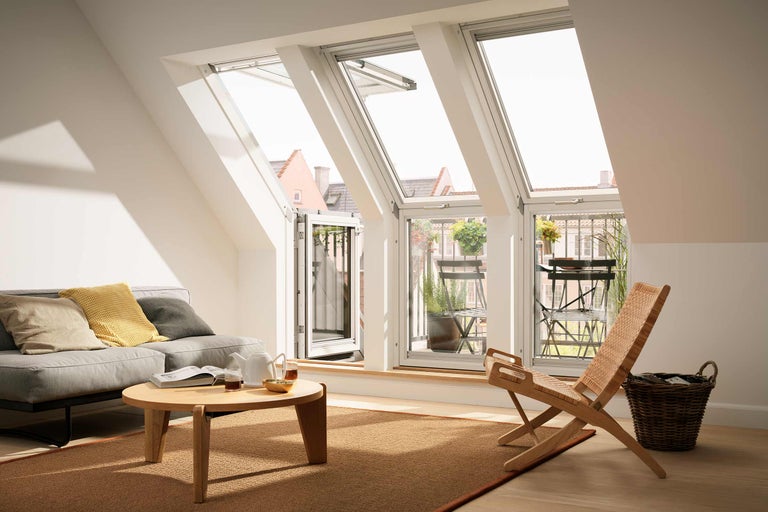 Heller Wohnraum mit Dachfenstern, Sofa und Balkon