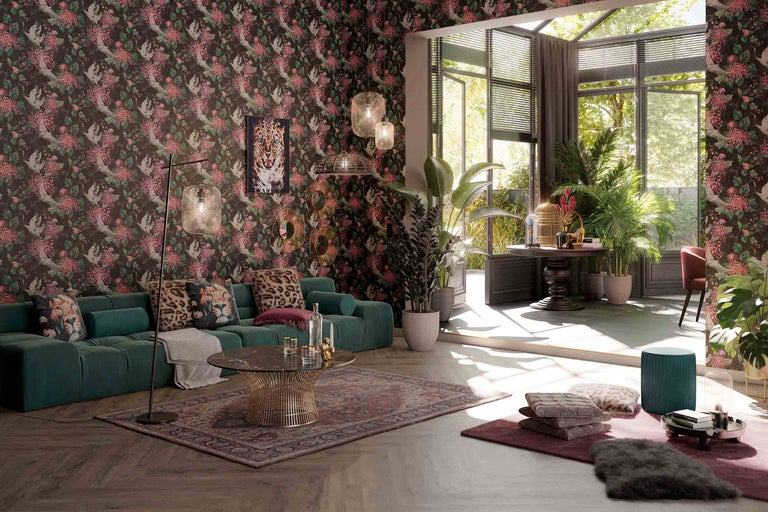 Wohnzimmer mit gemusterter Tapete, Sofa, Couchtisch und Pflanzen für eine lebendige Atmosphäre