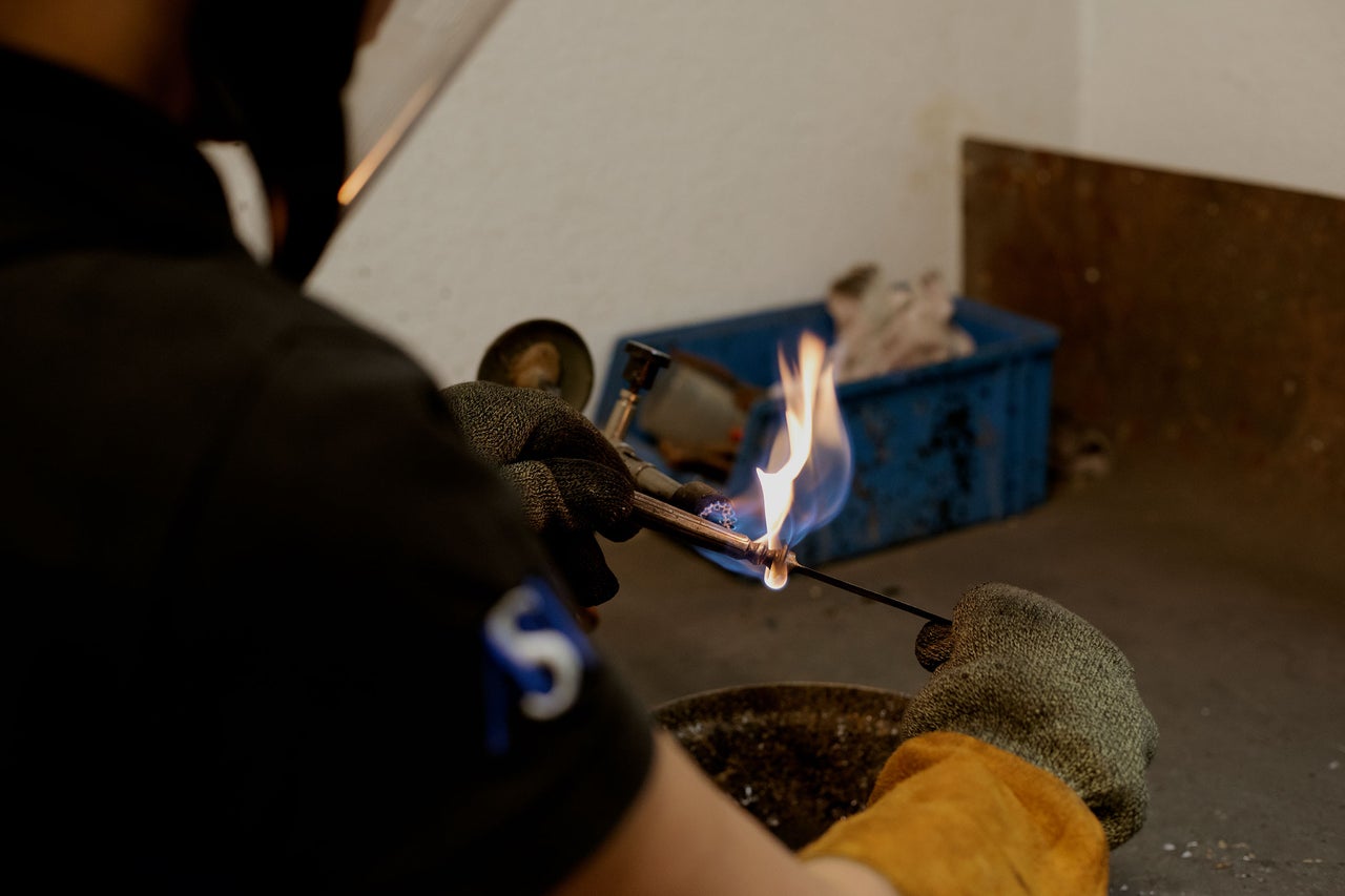 Person schweißt Metall mit einem Schweißbrenner