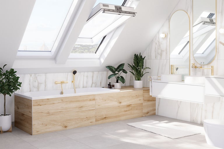 Helles Badezimmer mit Badewanne, Waschtisch und Dachfenster