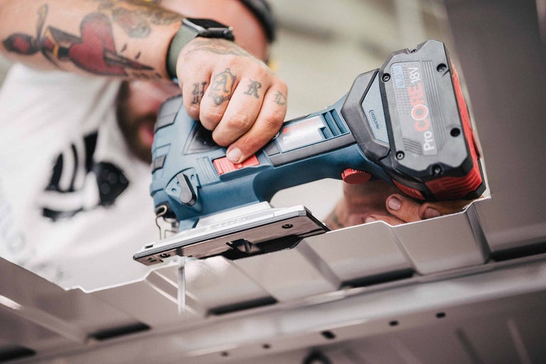 Akkustichsäge im Einsatz beim Sägen eines Werkstücks.