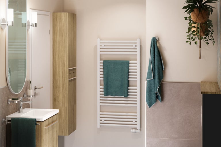 Badezimmeransicht mit Waschtisch, Spiegelschrank, Handtuchwärmer und hängender Pflanze