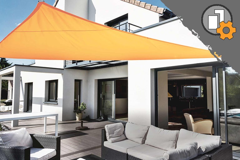 Terrasse mit Sonnensegel, Gartenmöbeln und modernem Haus
