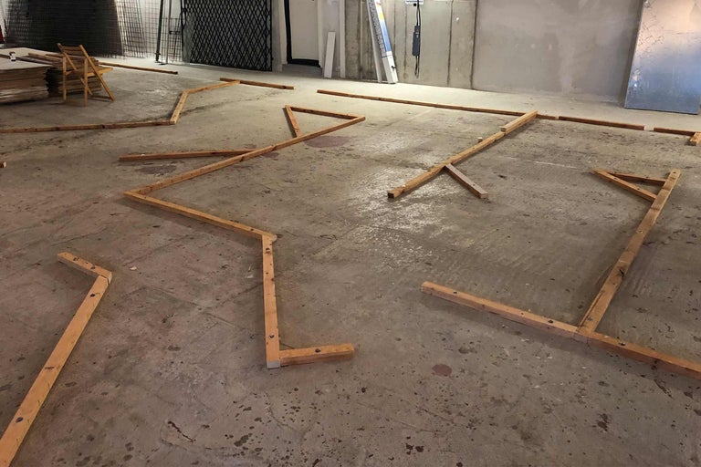 Holzrahmen auf einem Betonboden