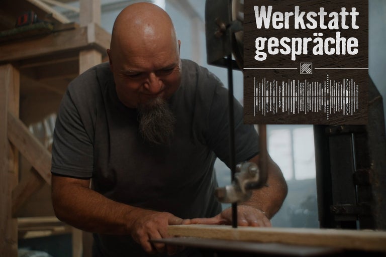 Mann arbeitet mit einer Bandsäge in der Werkstatt. Im Hintergrund ist das Werkstattgespräche Logo zu sehen.