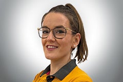 Porträt einer lächelnden Frau mit Brille