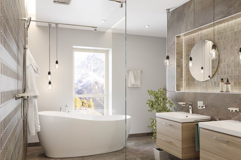 Helles Badezimmer mit Badewanne, Waschtischen, Spiegel und Fenster mit Bergblick