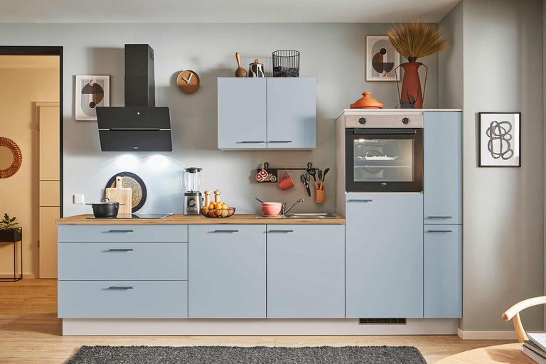 Moderne Küche mit Einbauschränken, Dunstabzugshaube und Elektrogeräten auf einer Arbeitsplatte