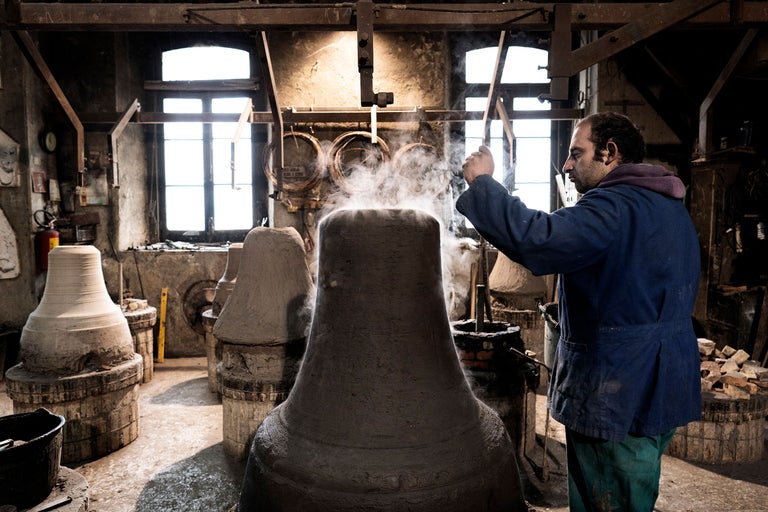 Herstellung einer Glocke in einer Glockengießerei mit Handwerker
