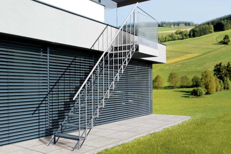 Außentreppe aus Metall mit Geländer an einem modernen Gebäude