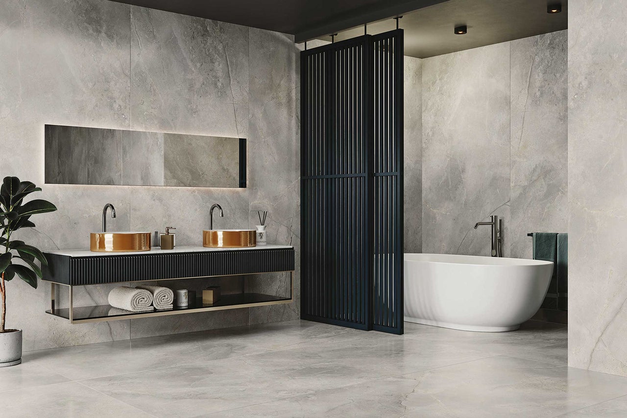 Modernes Badezimmer mit Doppelwaschtisch, freistehender Badewanne und Schiebetür