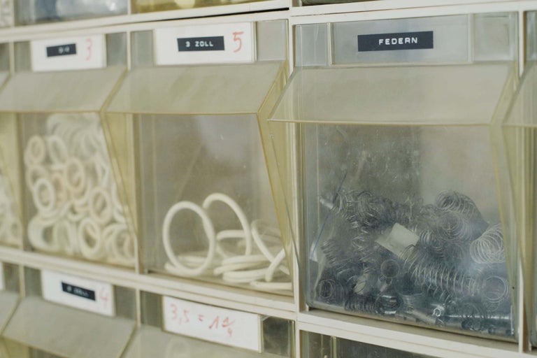 Sortierkasten mit Dichtungen, Schläuchen und Federn