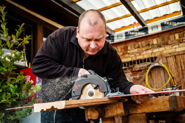 Handwerker sägt Holz mit einer Handkreissäge