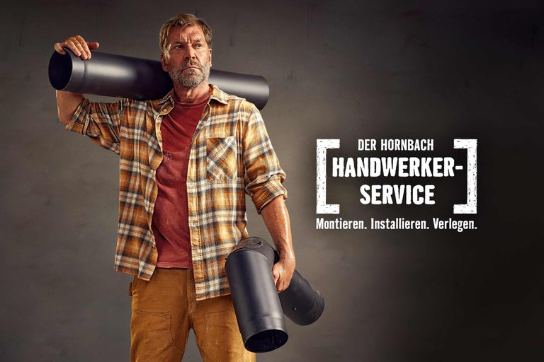 Handwerker mit Ofenrohren beim Hornbach Handwerkerservice für Montage, Installation und Verlegung.