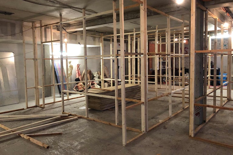 Holzrahmenkonstruktion in einem Raum mit Baumaterialien