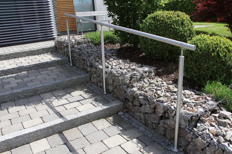 Außentreppe mit Gabionen und Edelstahlgeländer
