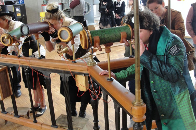 Personen, die durch Teleskope im Steampunk-Stil schauen