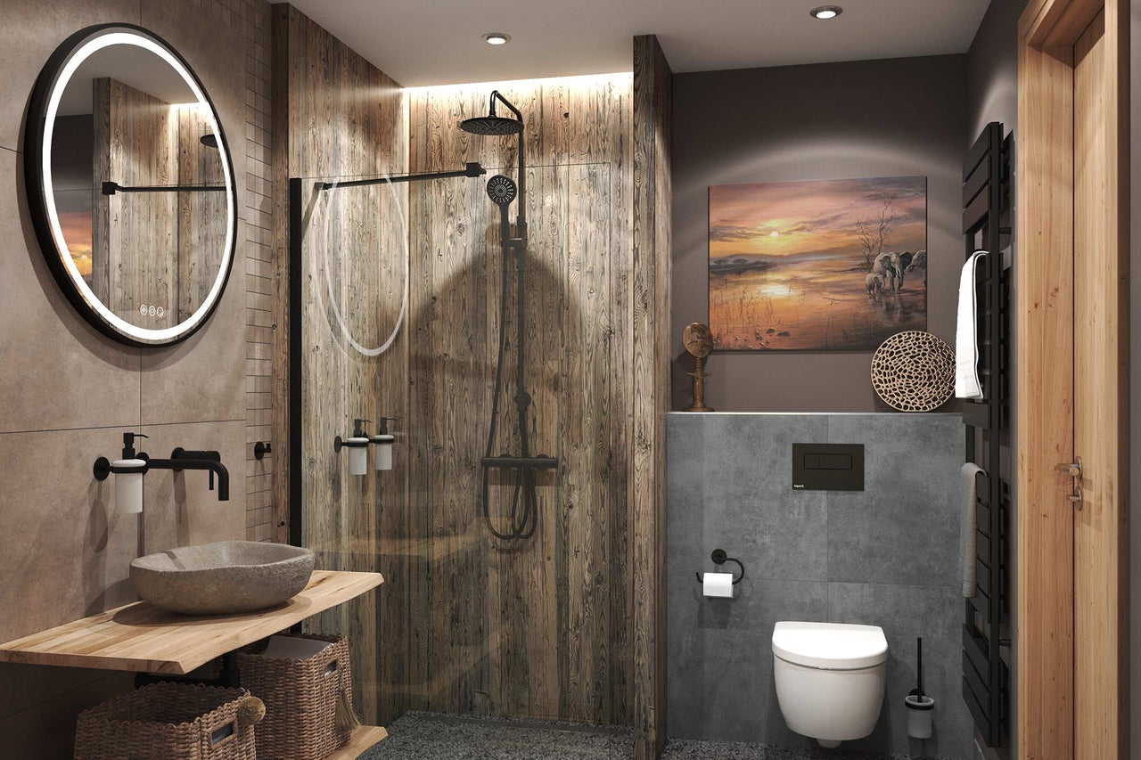 Modernes Badezimmer mit ebenerdiger Dusche in Holzoptik, rundem beleuchtetem Spiegel, Natursteinwaschbecken auf Holzplatte und hängender Toilette.