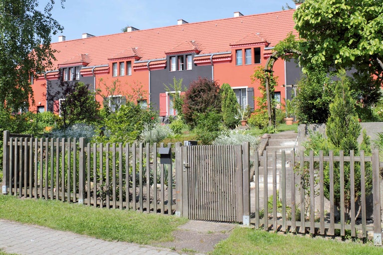 Reihenhäuser mit Holzzaun und Gärten