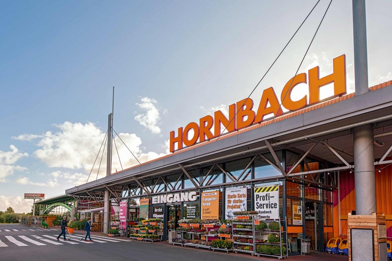 Hornbach Baumarkt Filiale Außensicht mit Eingangsbereich und Pflanzen