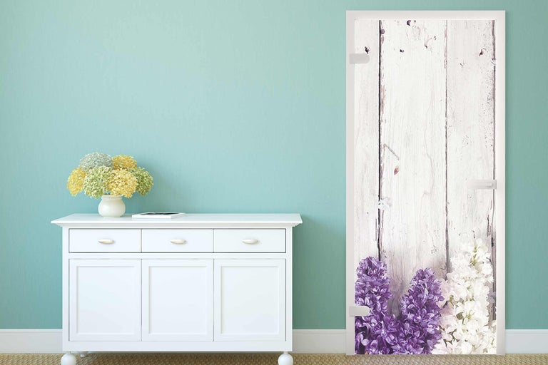 Szene mit einer Kommode und einer Tür mit Blumenmuster